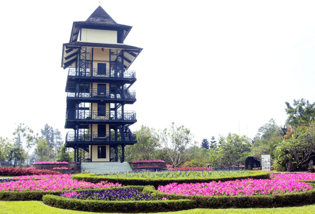 menara pandang taman bunga