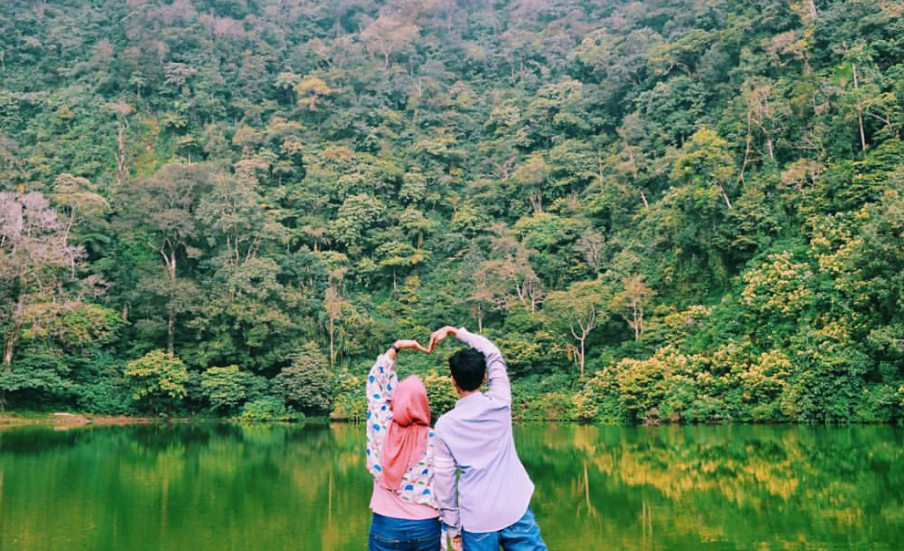 Telaga warna puncak